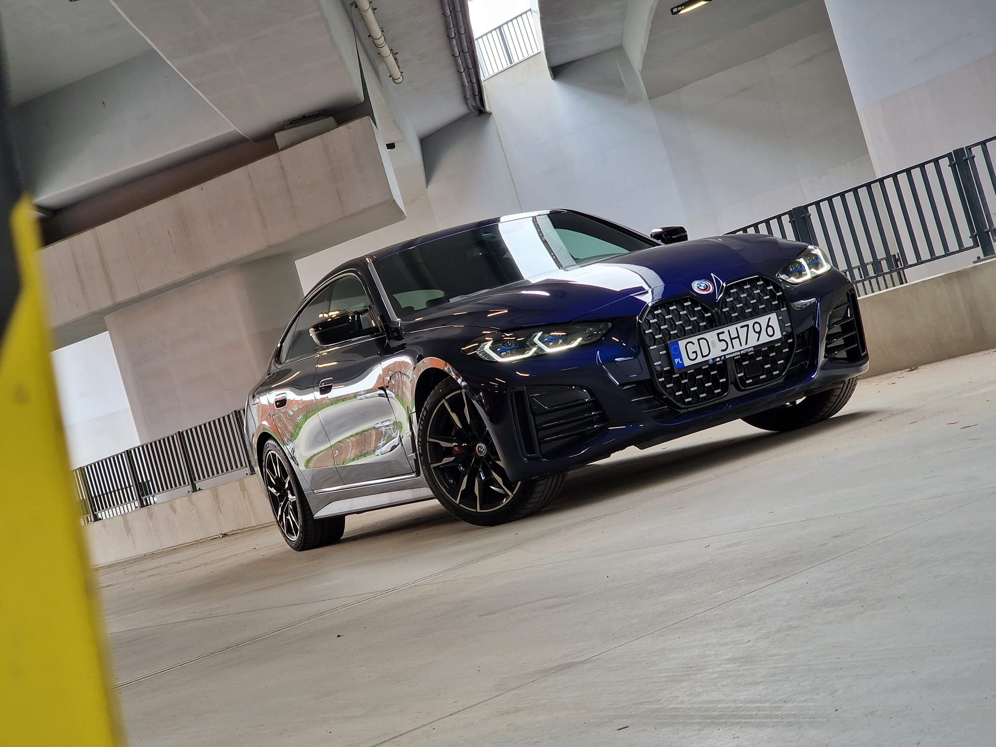 BMW M440i GranCoupe to luksusowy samochód o sportowym charakterze, który oferuje potężny silnik, dynamiczną jazdę i elegancki design.